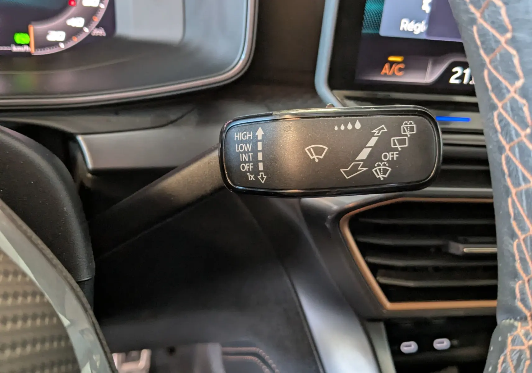 Gros plan sur la manette d’essuie-glace à gauche du volant dans l’habitacle noir du CUPRA Formentor 2025.