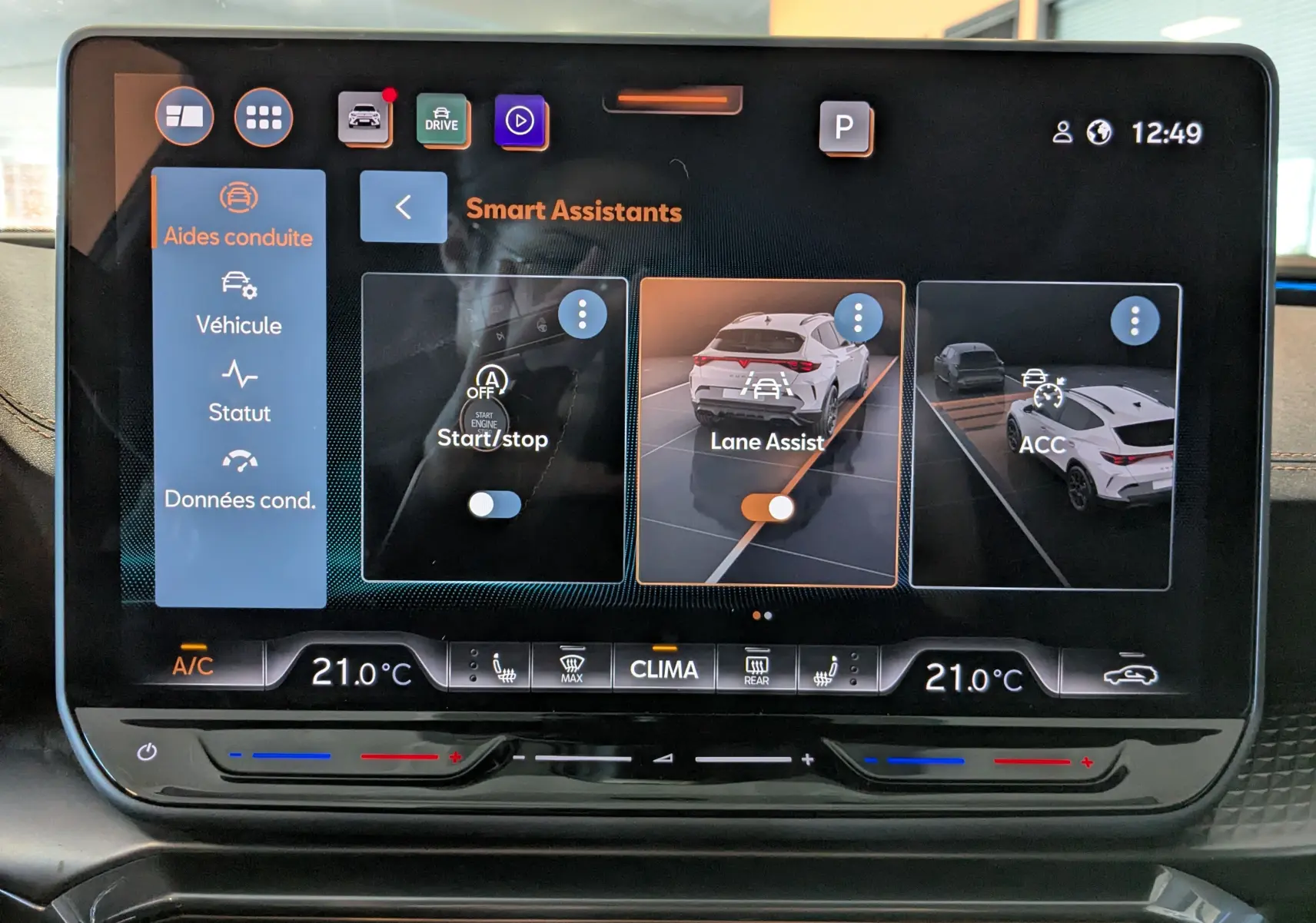 Écran tactile central du CUPRA Formentor 2025 montrant les aides à la conduite avec interface en français.