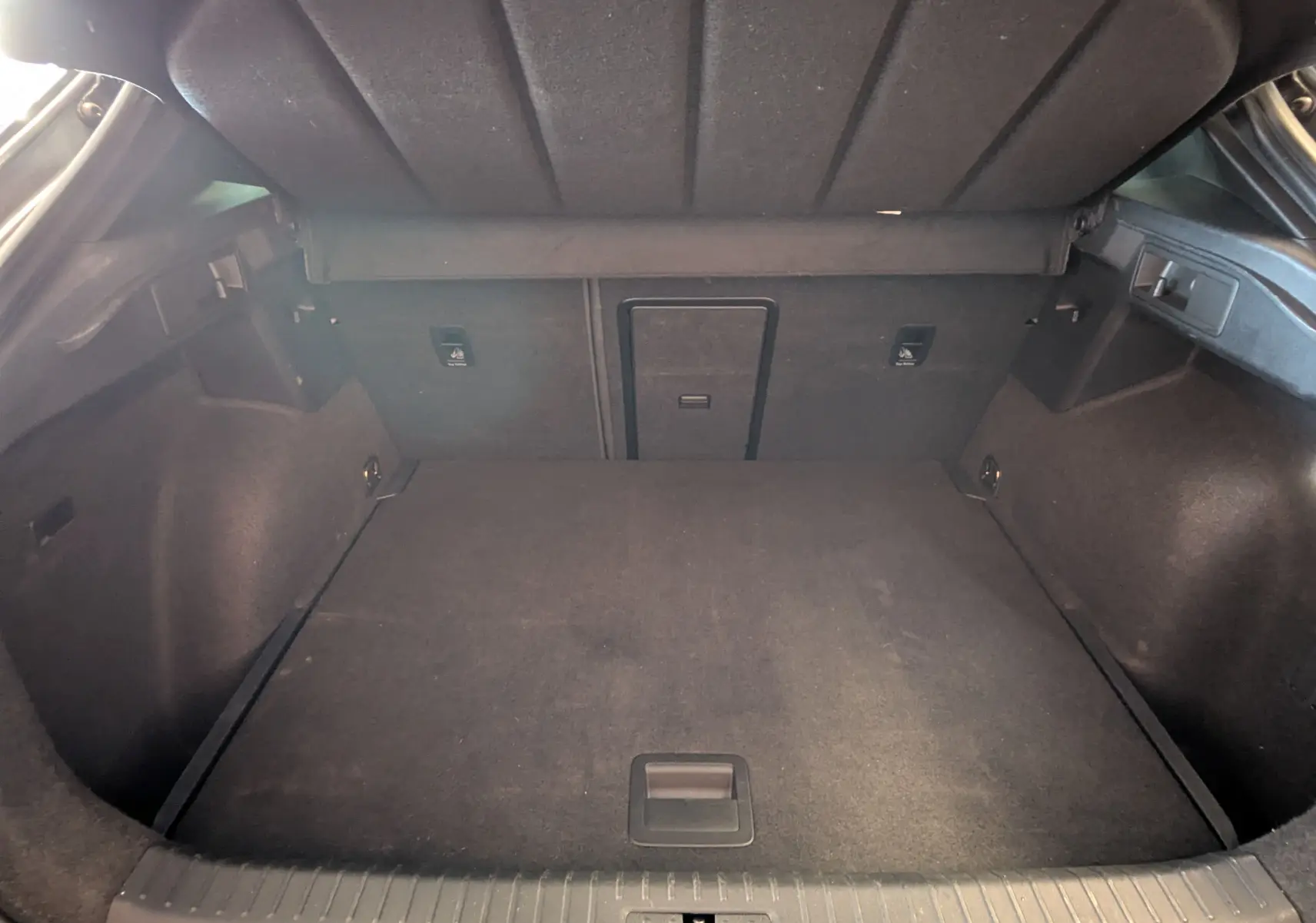 Coffre spacieux de CUPRA Formentor gris magnétique, vue intérieure arrière avec banquette rabattue.