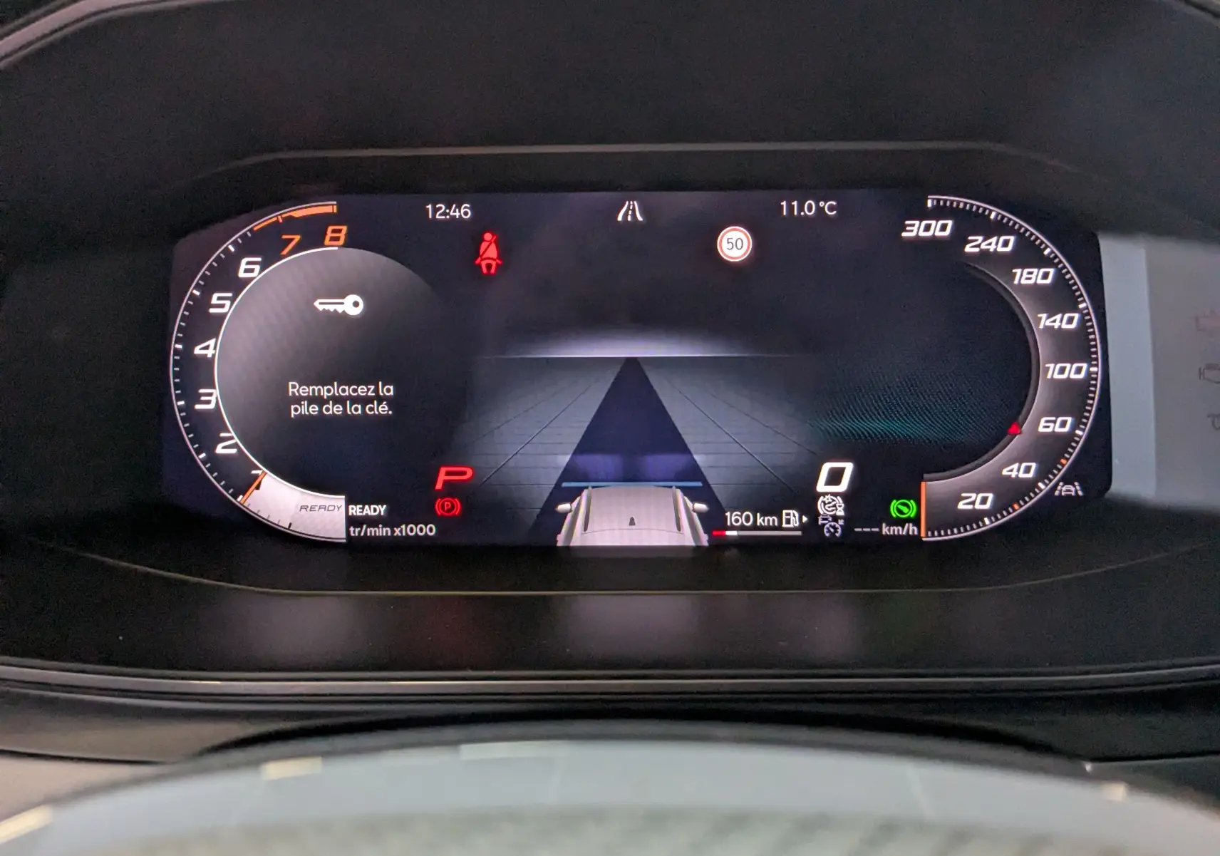 Vue rapprochée du tableau de bord numérique du CUPRA Formentor 2025, affichant la vitesse, régime et alertes clés.