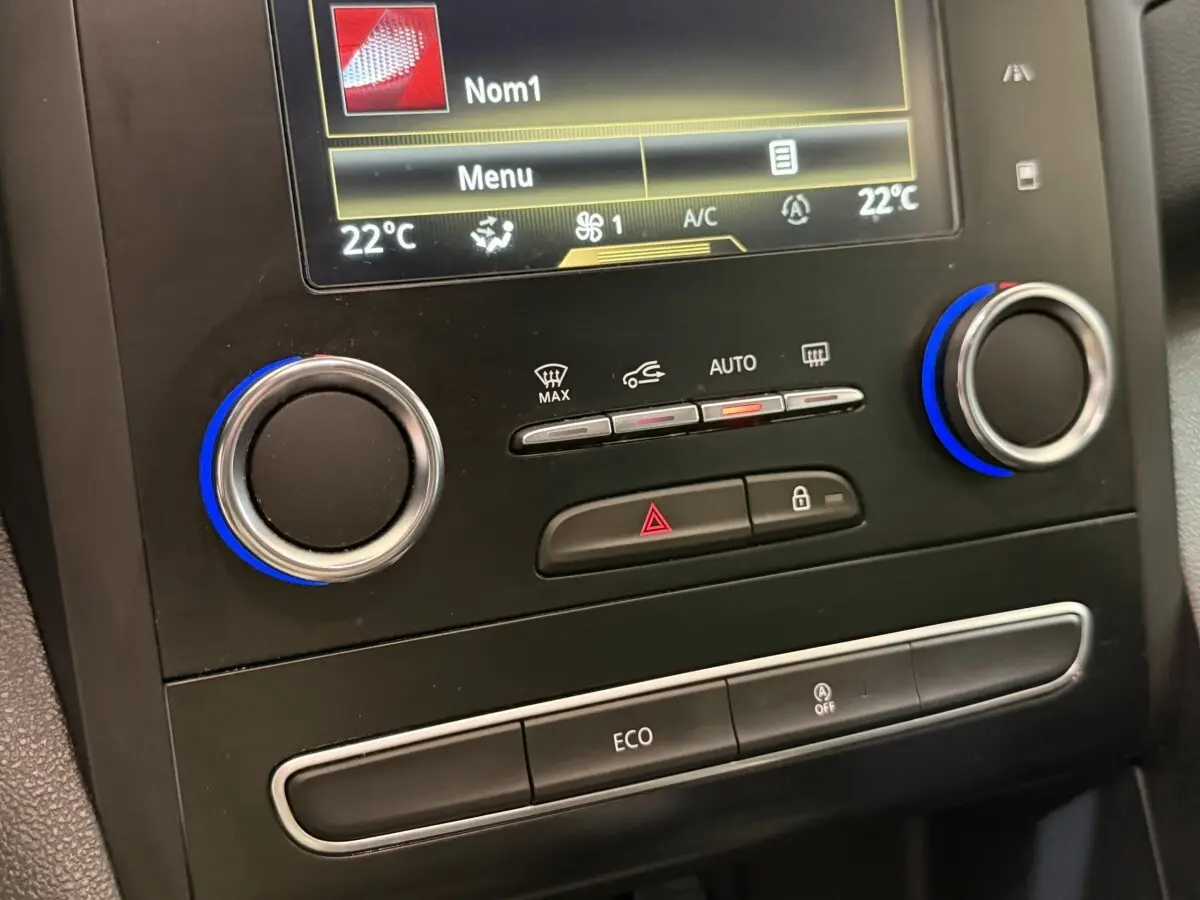 Gros plan sur la console centrale de la Renault Mégane Intens 2019, avec commandes climatisation et écran tactile.