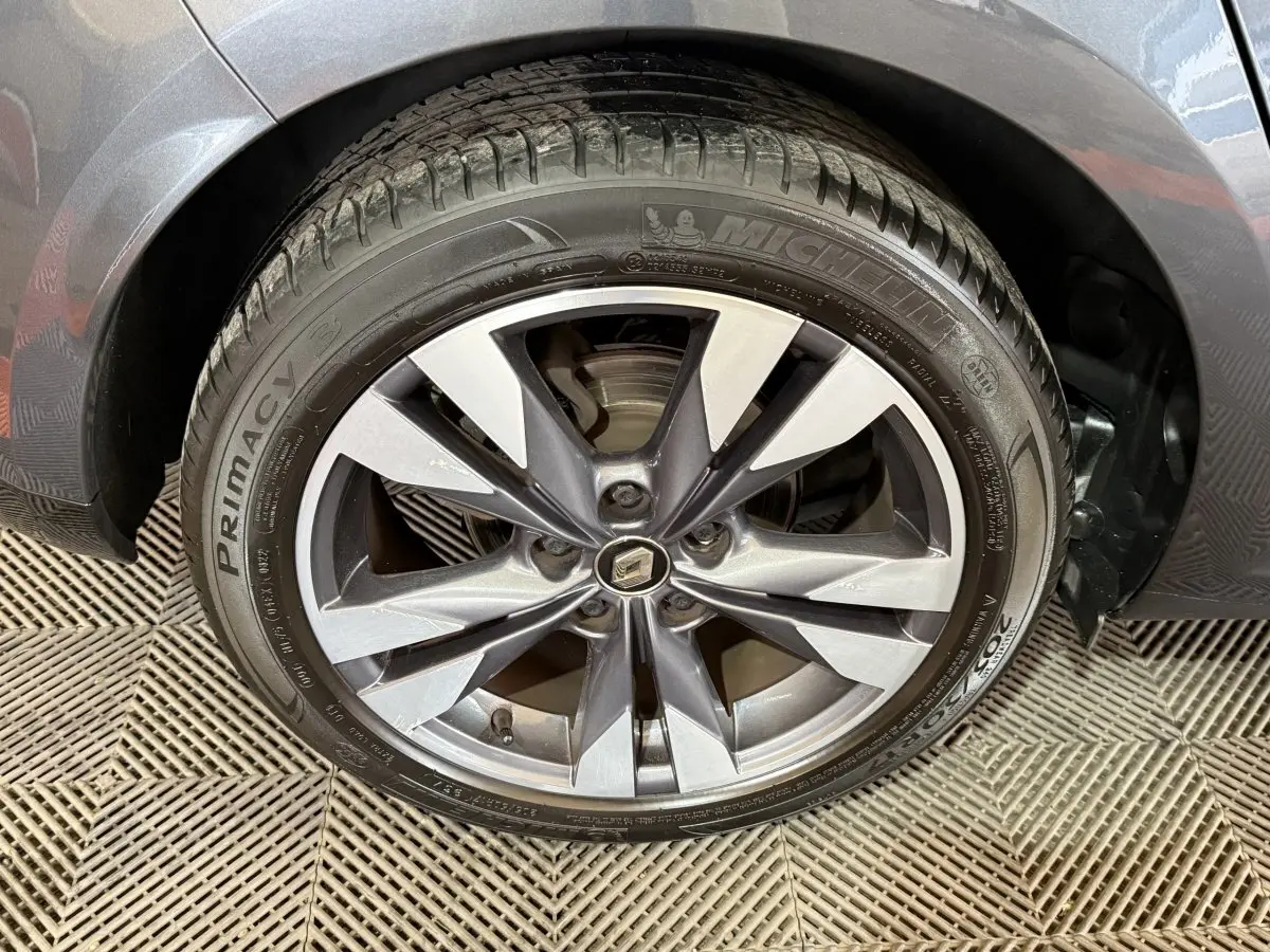 Gros plan sur la roue avant droite gris foncé d'une Renault Mégane Intens avec jante alliage et pneu Michelin Primacy 3.