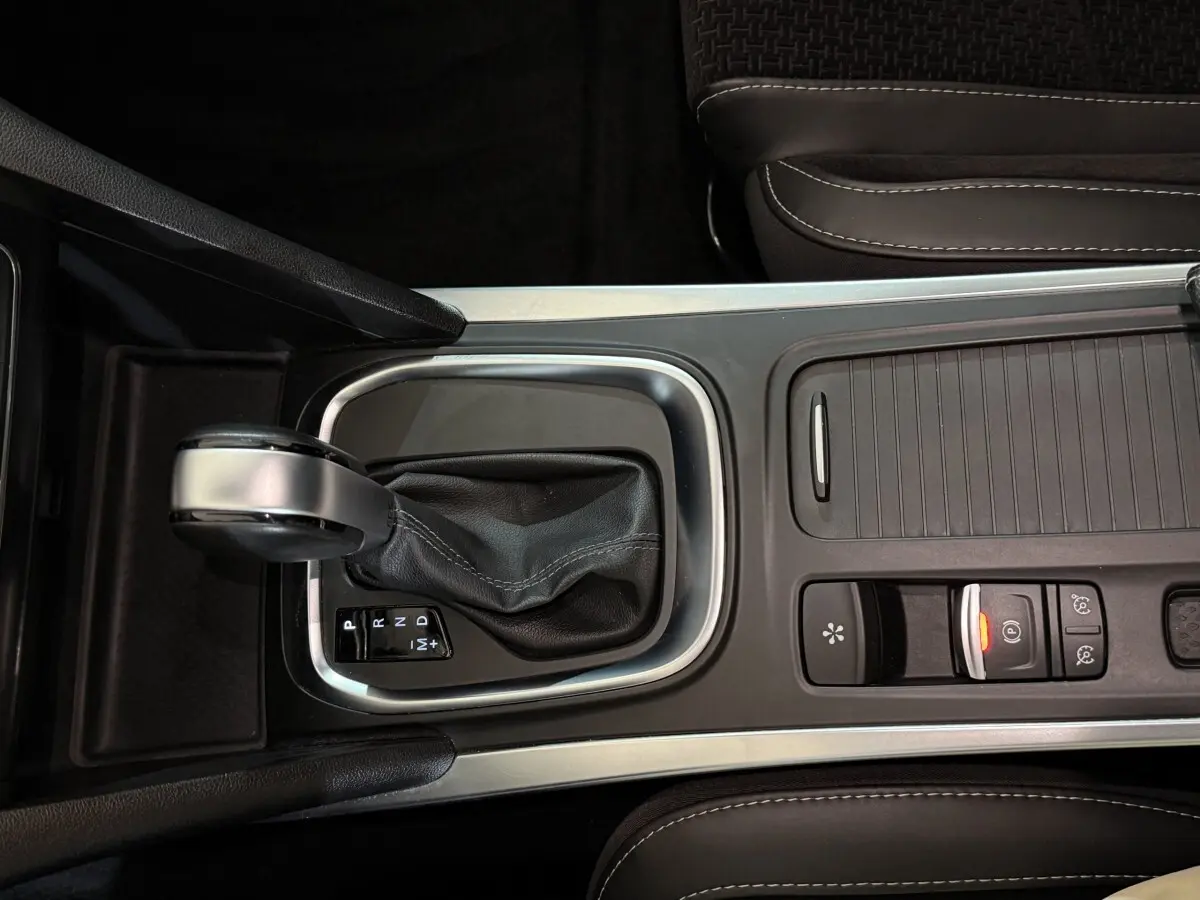 Gros plan sur la console centrale de la Renault Mégane Intens 2019, avec levier de boîte auto et frein électrique.