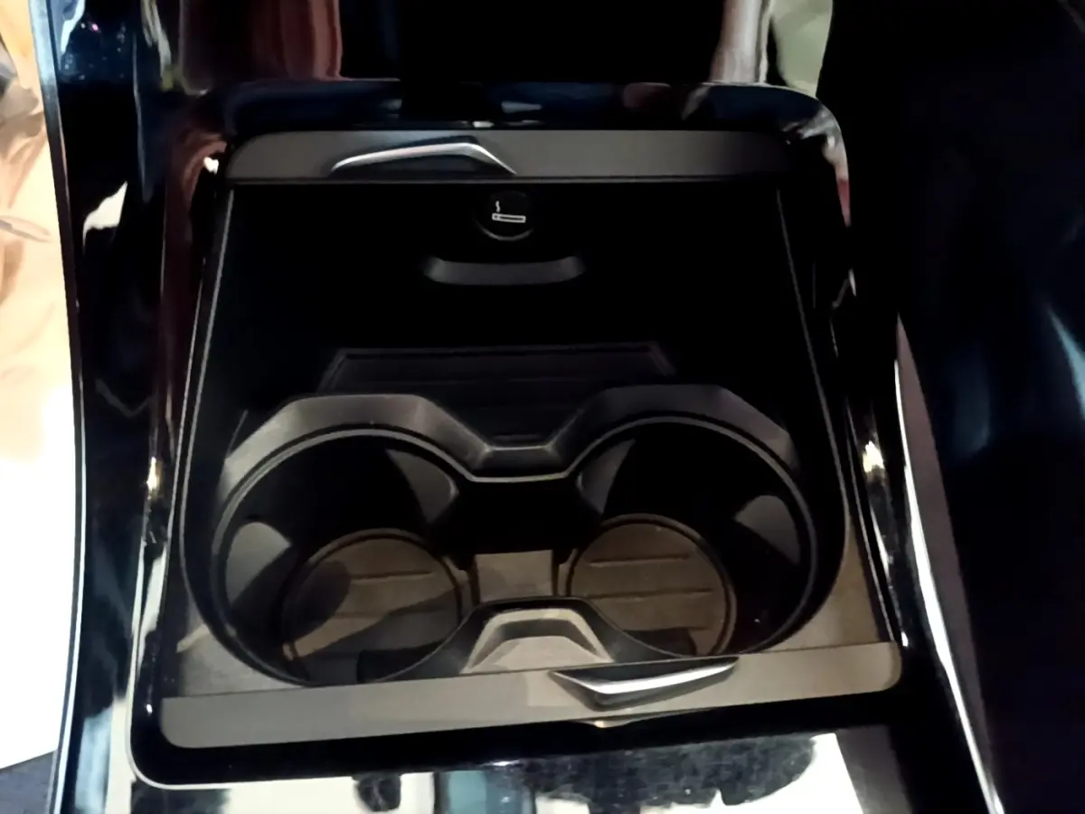 Gros plan sur le porte-gobelets central noir brillant intérieur d’une BMW X2 sDrive20i M Sport 2019.