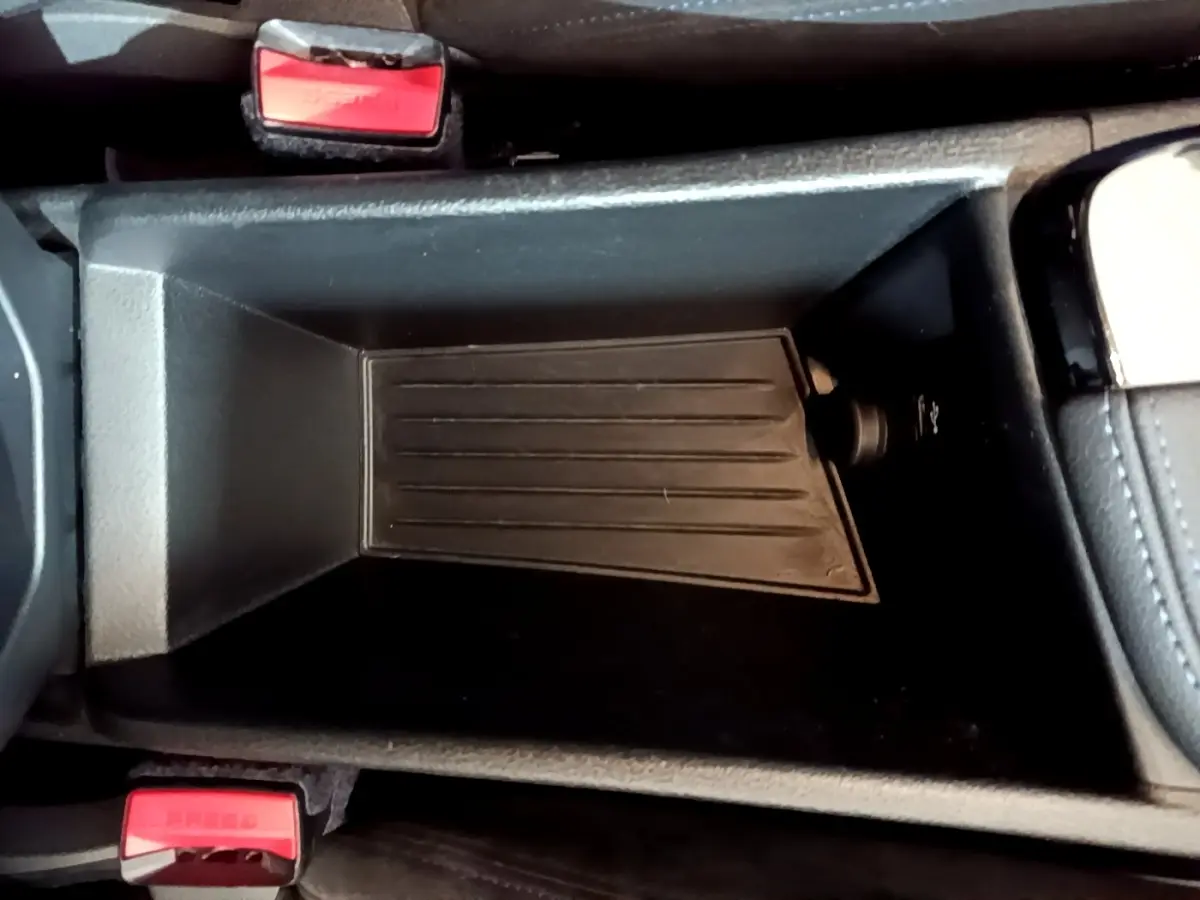 Gros plan sur le rangement central noir entre les sièges avant de la BMW X2 sDrive20i M Sport DKG7 2019.