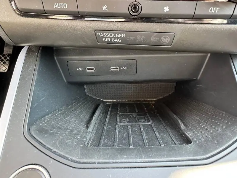 Gros plan sur la console centrale du SEAT Arona 2025, montrant deux ports USB-C et un espace de rangement antidérapant.