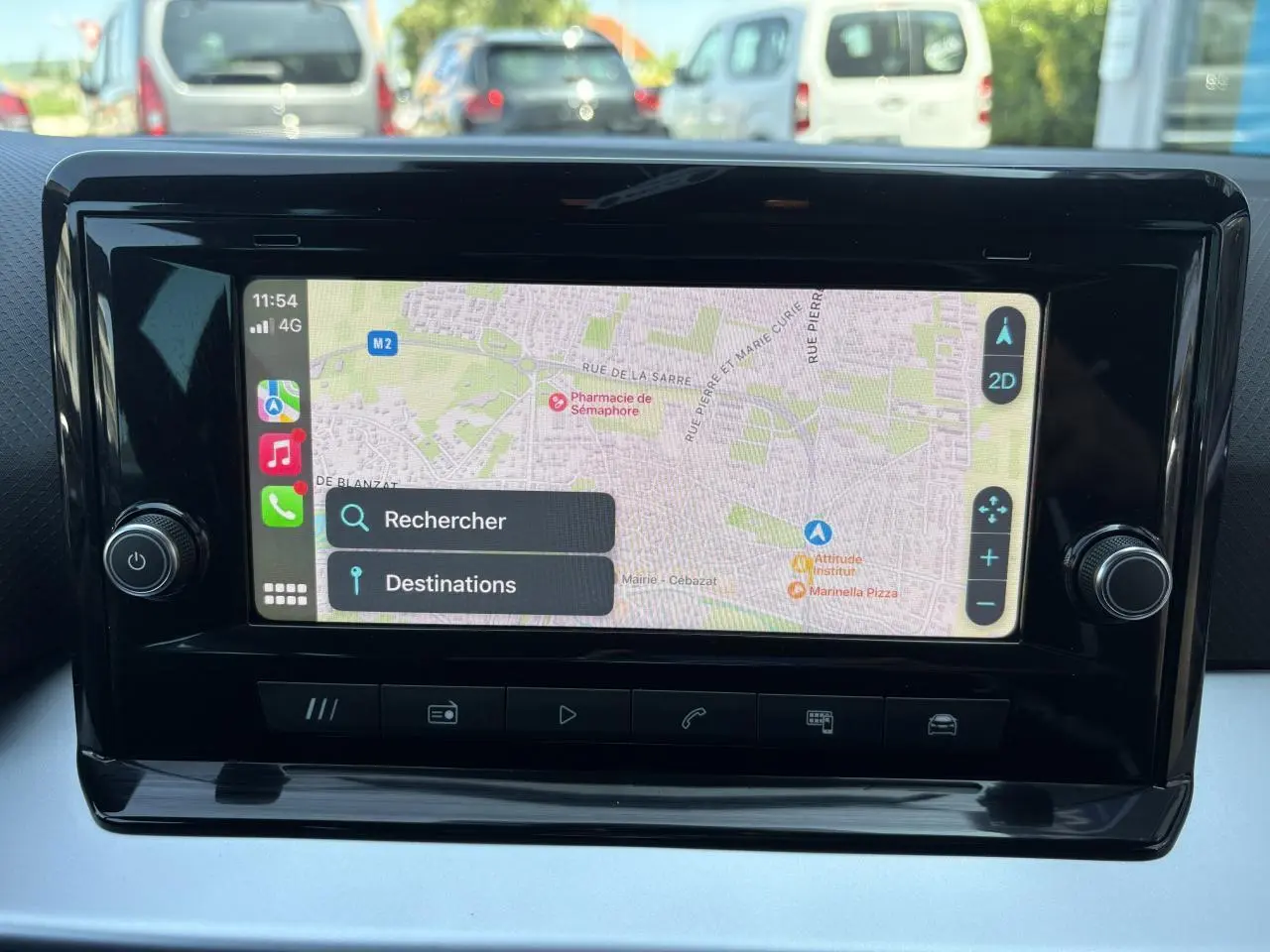 Écran tactile du système MediaSystem+ de la SEAT ARONA 2024 affichant une carte GPS en mode 2D.