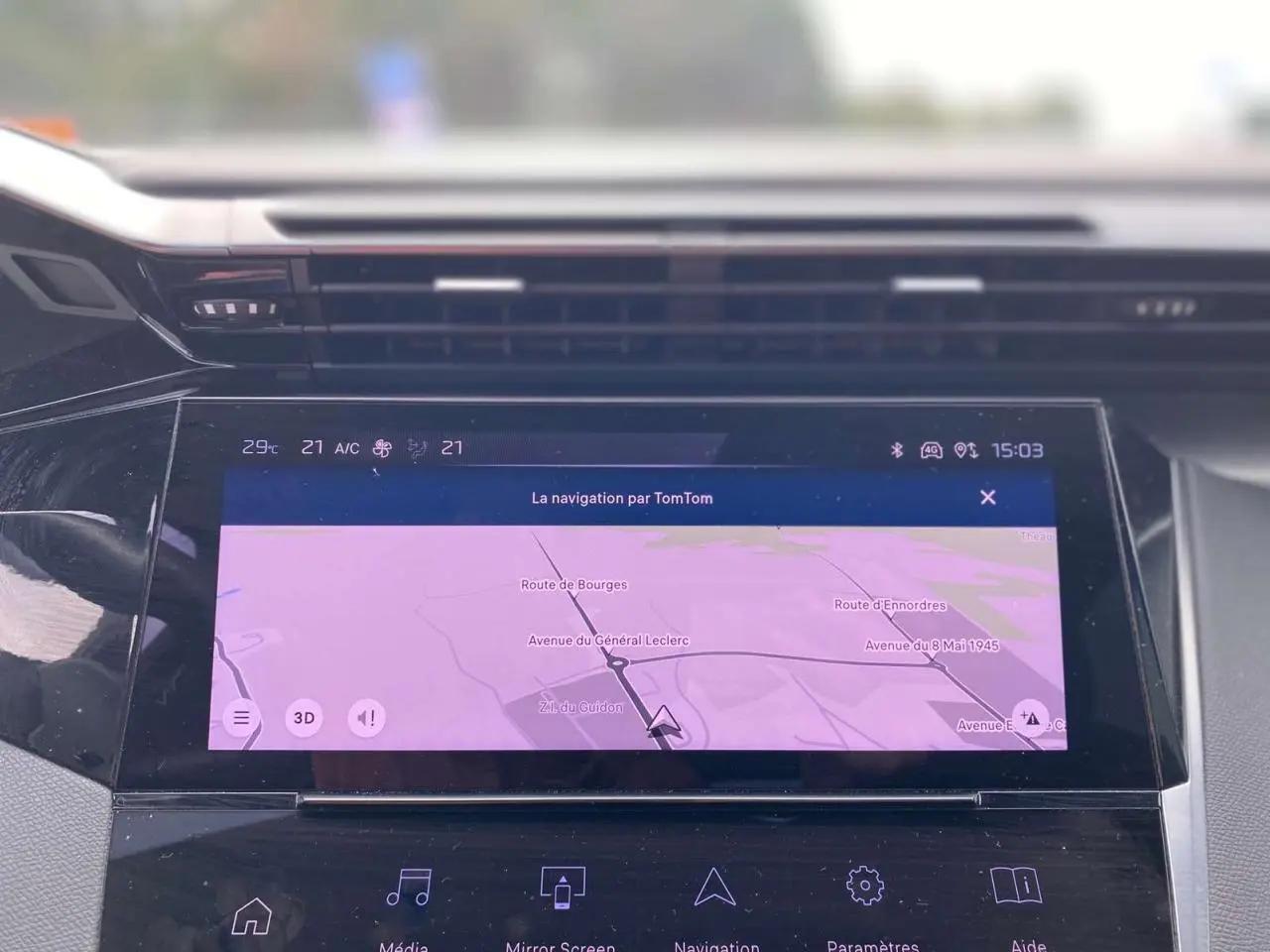 Écran tactile central affichant la navigation TomTom dans l'habitacle d'une Peugeot 308 2023.