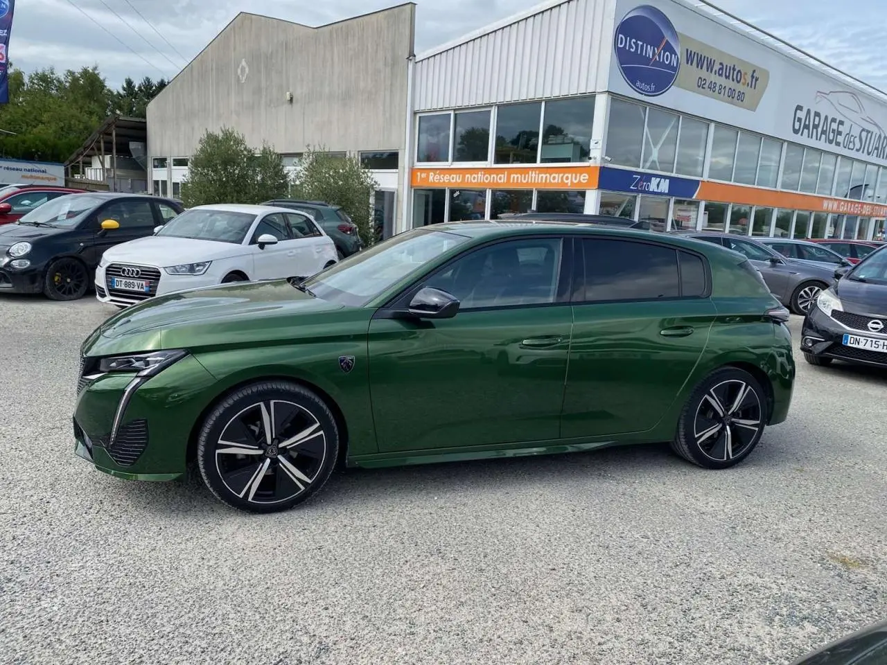 Peugeot 308 Vert Olivine vue de profil côté gauche, soulignant ses jantes noires et design moderne.