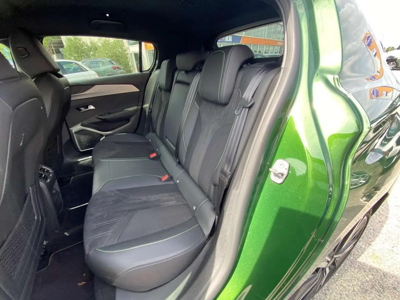 Vue arrière côté droit sur l'intérieur noir des sièges arrière d'une Peugeot 308 Vert Olivine 2023.