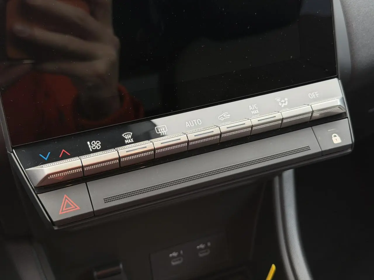 Gros plan sur la console centrale du Renault Captur 2025, boutons de climatisation et écran tactile noir éteint.