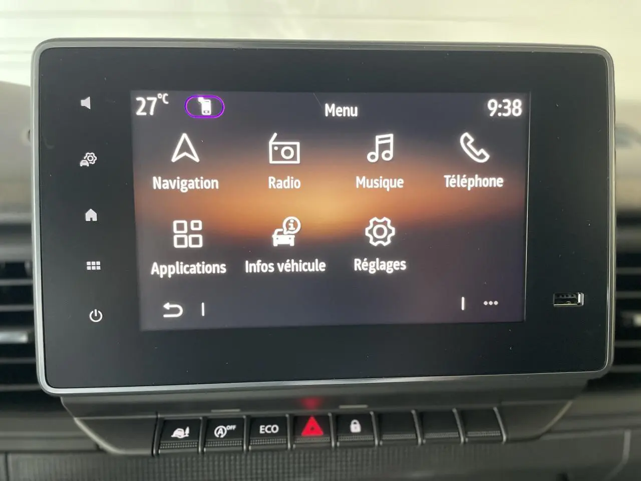Écran tactile central du Renault Trafic Fourgon affichant le menu principal avec navigation et radio.