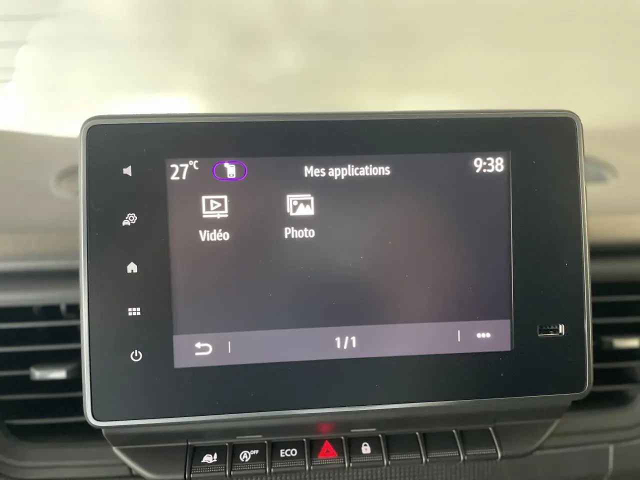 Écran tactile multimédia Easy Link 8 pouces du Renault Trafic Fourgon gris Comète, vue intérieure frontale.