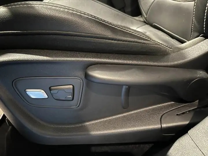 Réglages électriques du siège en cuir noir du Renault Scenic IV DCI 160 Energy Intens, vue latérale intérieure.