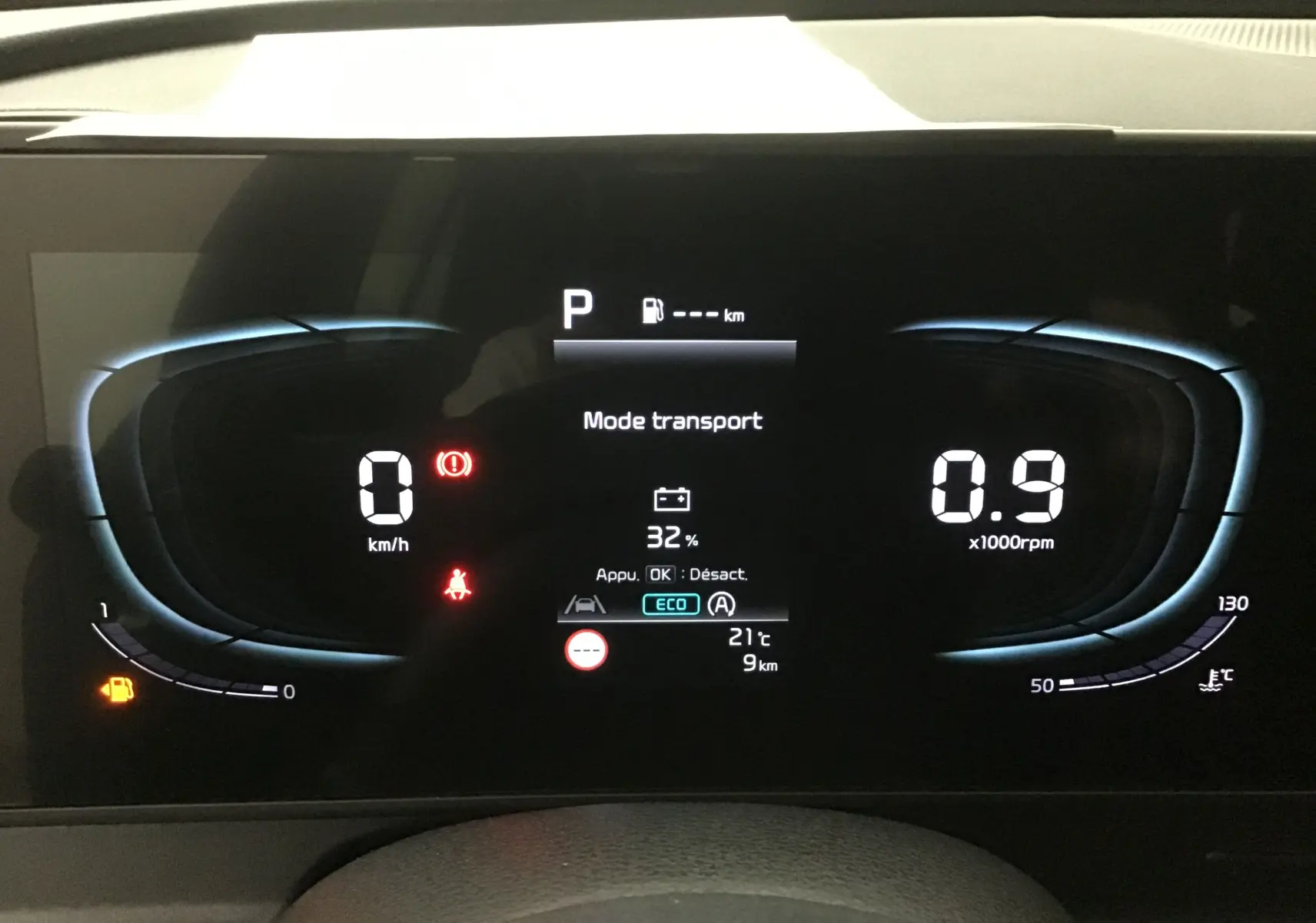 Tableau de bord digital du Kia Sportage 2025 affichant vitesse, régime moteur et mode transport en veille.