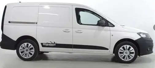 Vue de profil côté gauche d'un Volkswagen Caddy Maxi blanc avec badge Himalaya et garde au sol rehaussée.