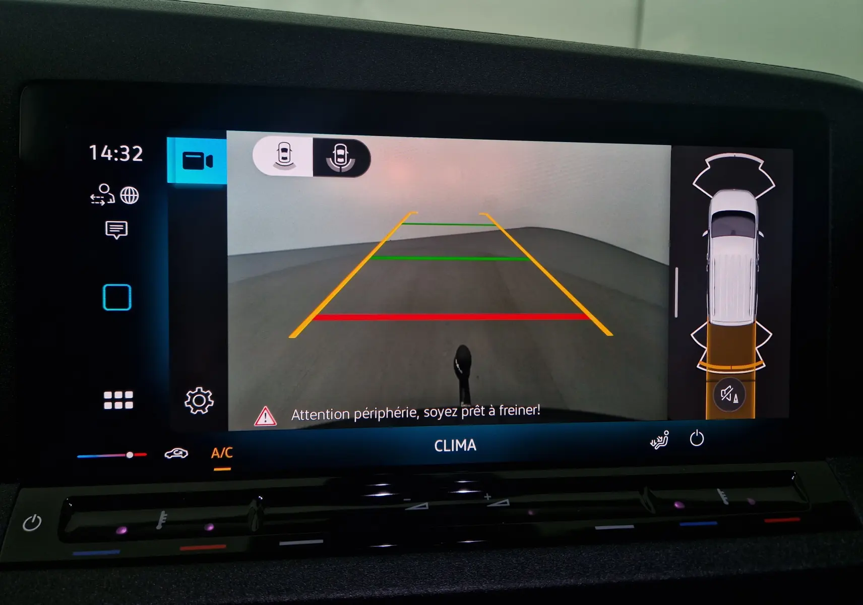 Affichage de la caméra de recul avec guidage coloré et vue aérienne du Volkswagen Caddy Maxi blanc en stationnement.