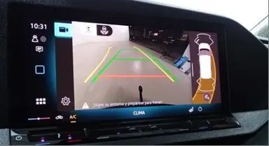 Écran de caméra de recul du Volkswagen Caddy Maxi 4Motion 2025 montrant l'arrière avec lignes de guidage colorées.