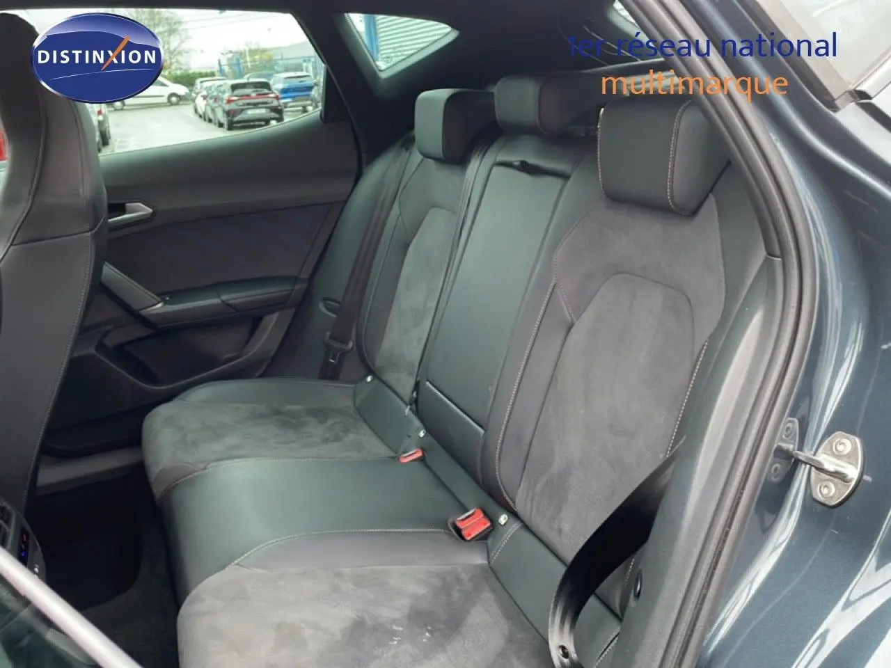 Vue intérieure côté droit des sièges arrière en cuir et alcantara gris d'une CUPRA Formentor 2025 gris magnétique métal.