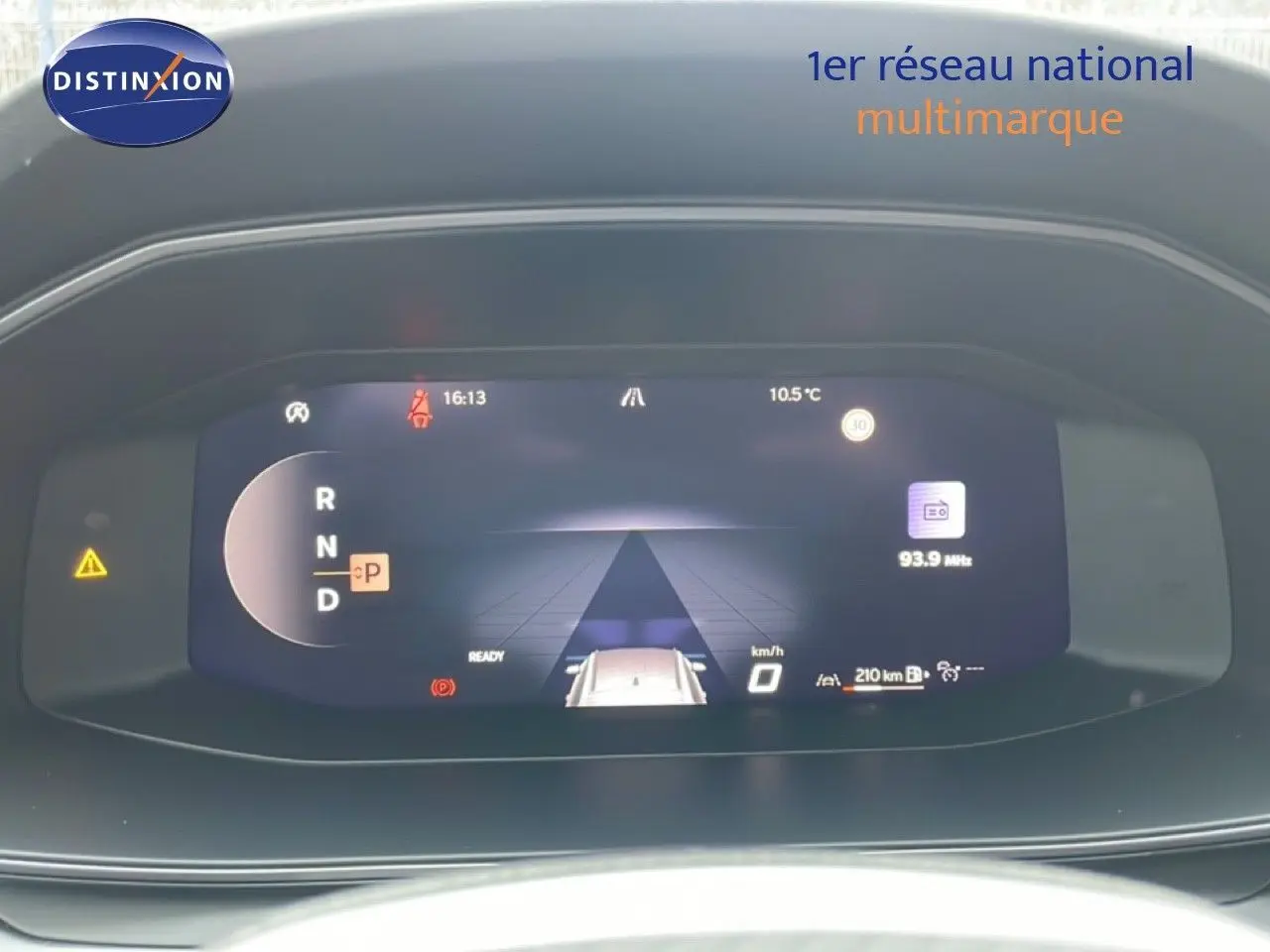 Tableau de bord numérique de la CUPRA Formentor gris magnétique, affichant la vitesse et la position de la boîte automatique.