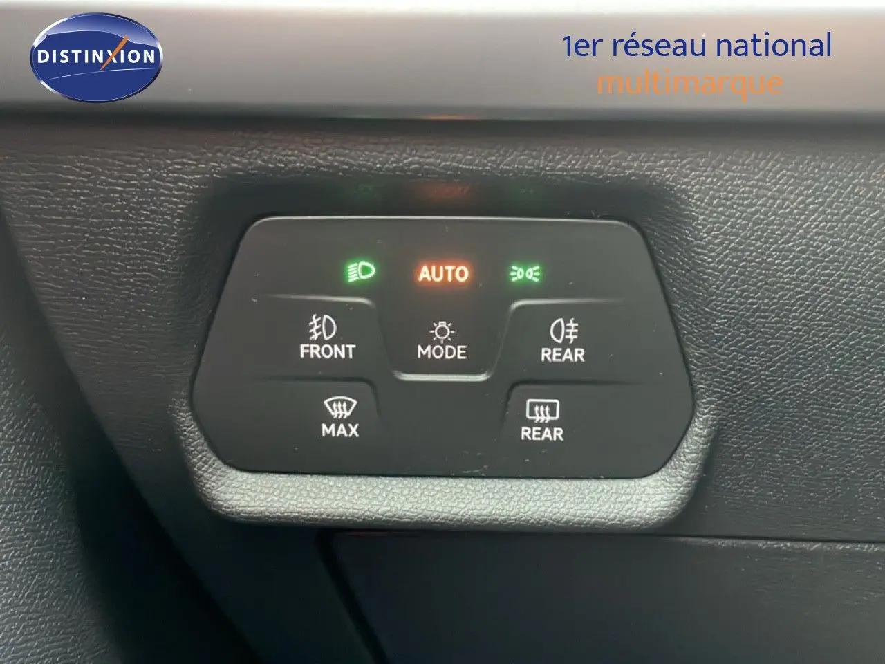 Panneau de commande des feux et dégivrage intérieur d’un CUPRA Formentor gris magnétique, vue rapprochée de l’habitacle.