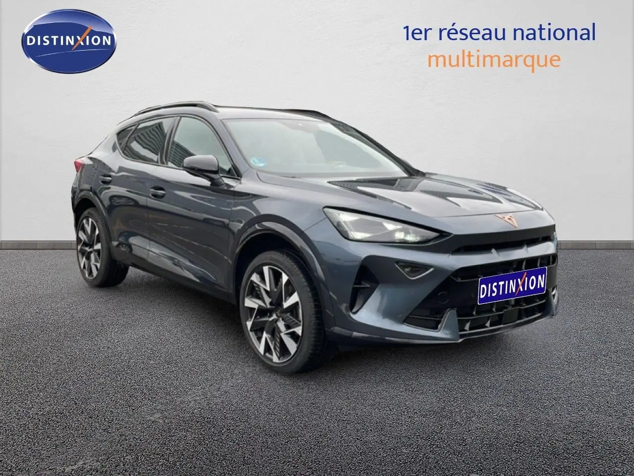 CUPRA Formentor gris magnétique métal en 3/4 avant droit, avec jantes alliage et calandre distinctive.