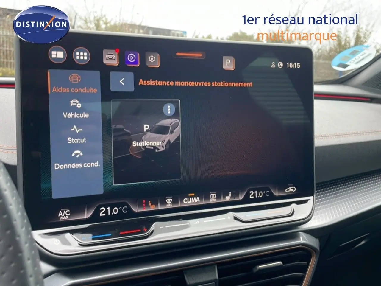 Vue rapprochée de l’écran tactile central du tableau de bord du CUPRA Formentor gris, affichant l’assistance au stationnement.