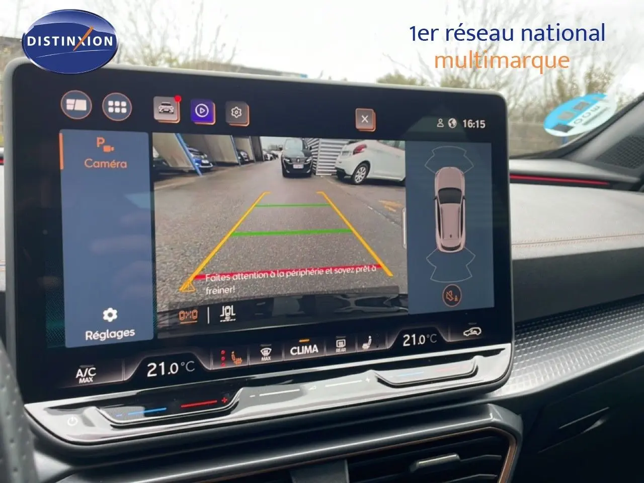 Vue intérieure du tableau de bord de la CUPRA Formentor 2025 avec écran tactile affichant la caméra de recul et la climatisation à 21°C.