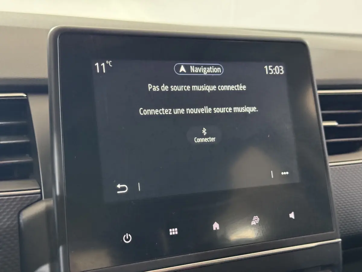 Écran tactile central affichant la navigation dans l’habitacle d’une Renault Arkana gris foncé, vue rapprochée.