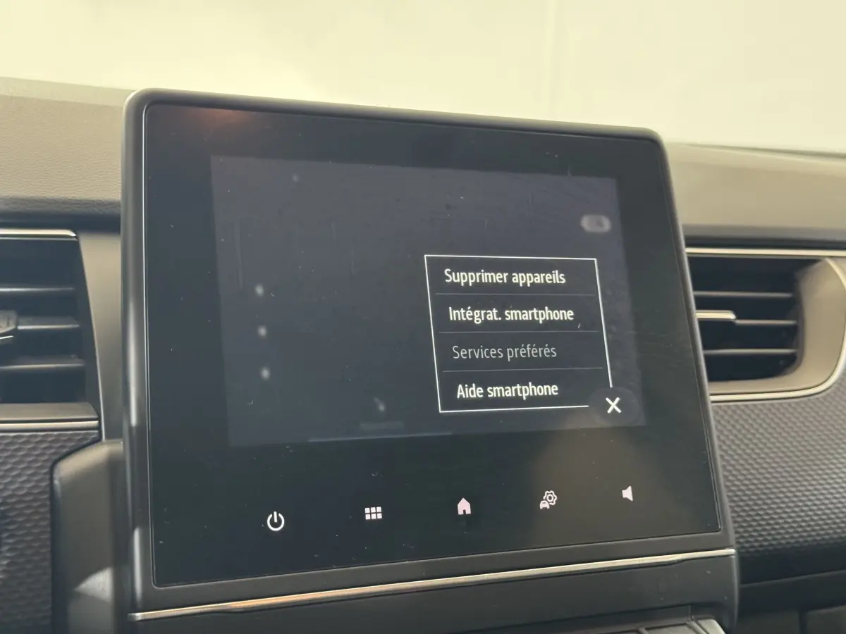 Écran tactile central du tableau de bord du Renault Arkana Business E-TECH 145, vue rapprochée intérieure.