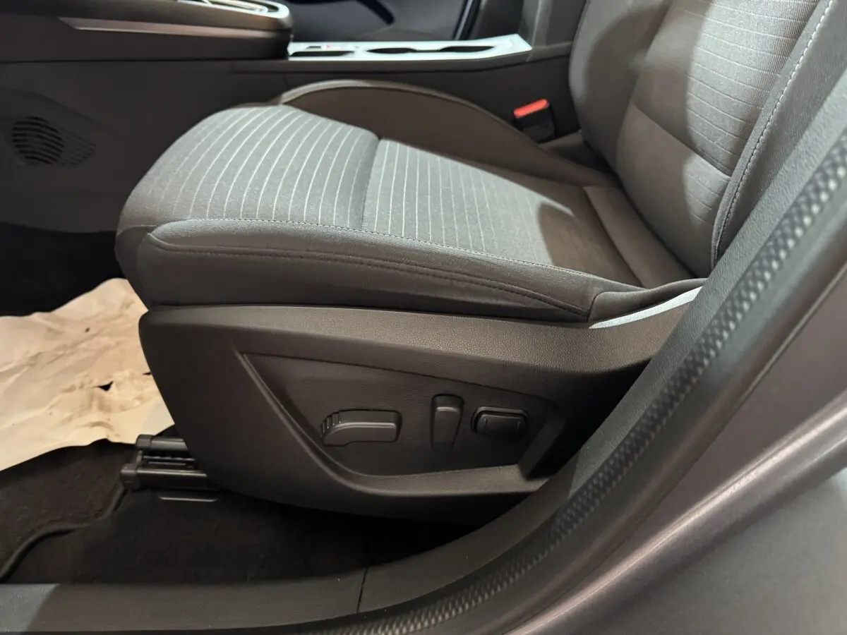 Vue rapprochée du siège avant droit gris foncé du Renault Arkana Business E-TECH 145 avec commandes électriques visibles.