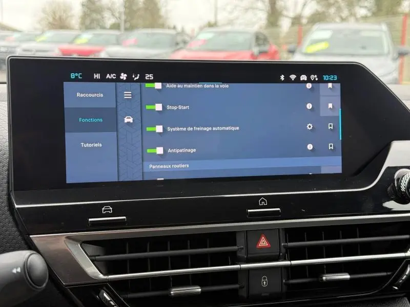 Écran tactile central du tableau de bord de la Citroën C4 X 2024 affichant les options d’aide à la conduite.