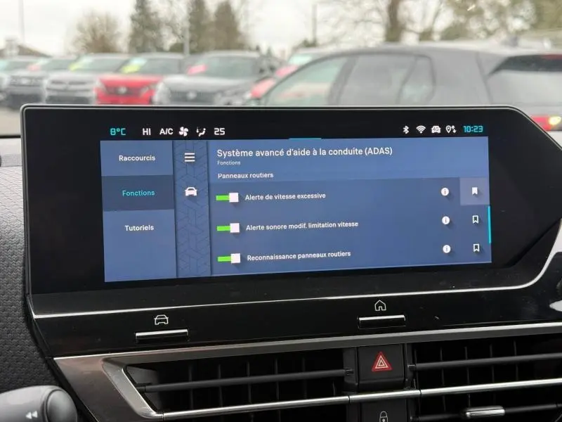 Écran tactile intérieur du Citroën C4 X 2024 affichant le système avancé d’aide à la conduite, vue frontale.