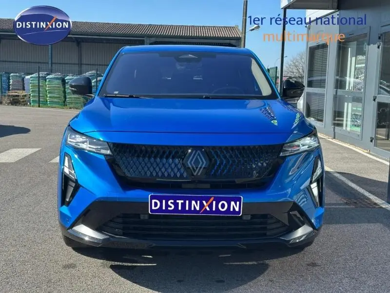 Vue frontale d'un Renault Rafale 1.2 E-Tech bleu sommet métallisé avec calandre noire et phares LED distinctifs.