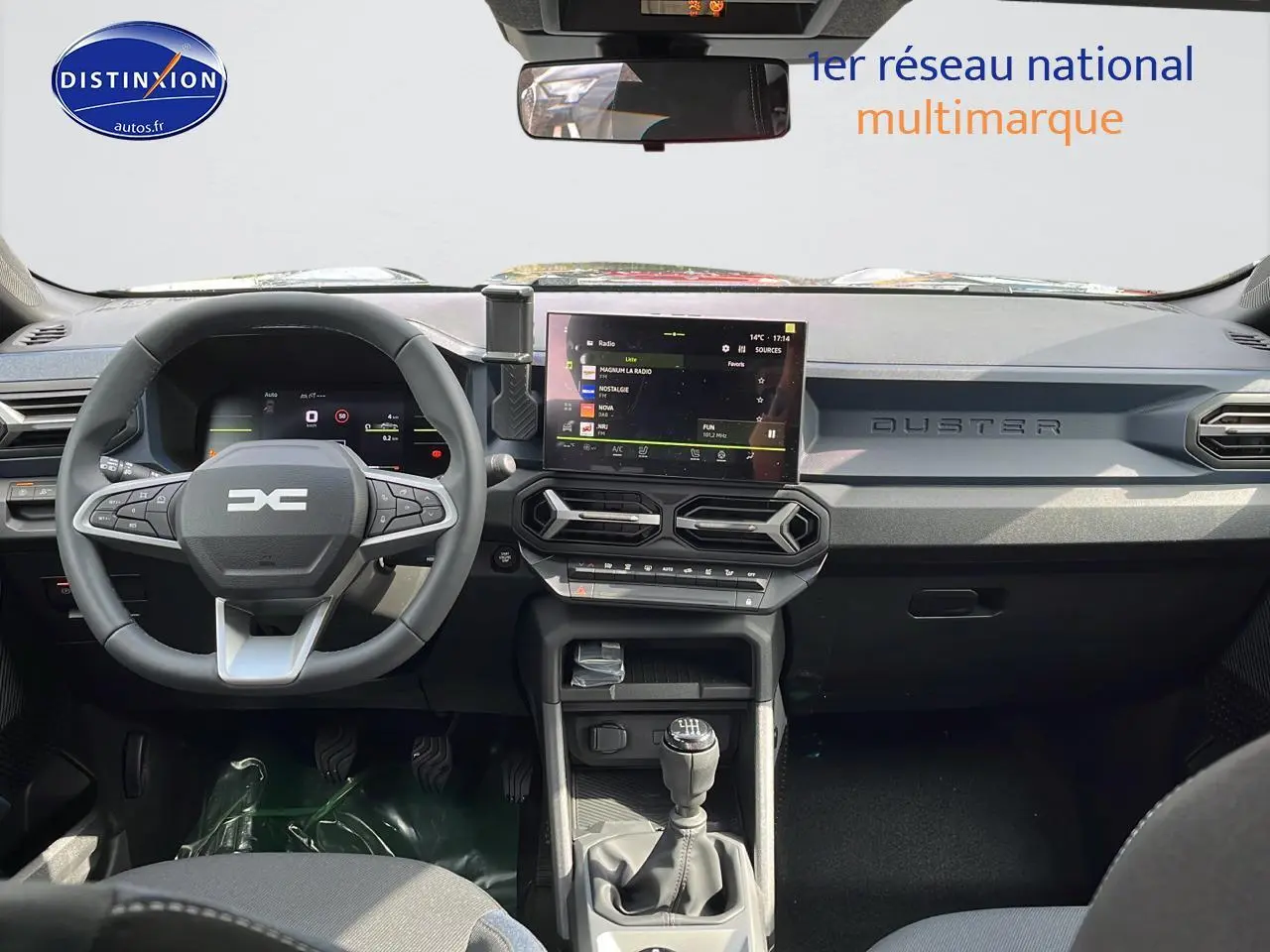 Intérieur du Dacia Duster 2025 gris schiste, vue frontale sur le tableau de bord et volant multifonction.