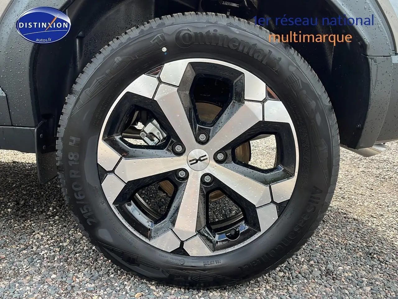Gros plan sur la jante alu bicolore du Dacia Duster gris schiste, mettant en valeur le pneu Continental.