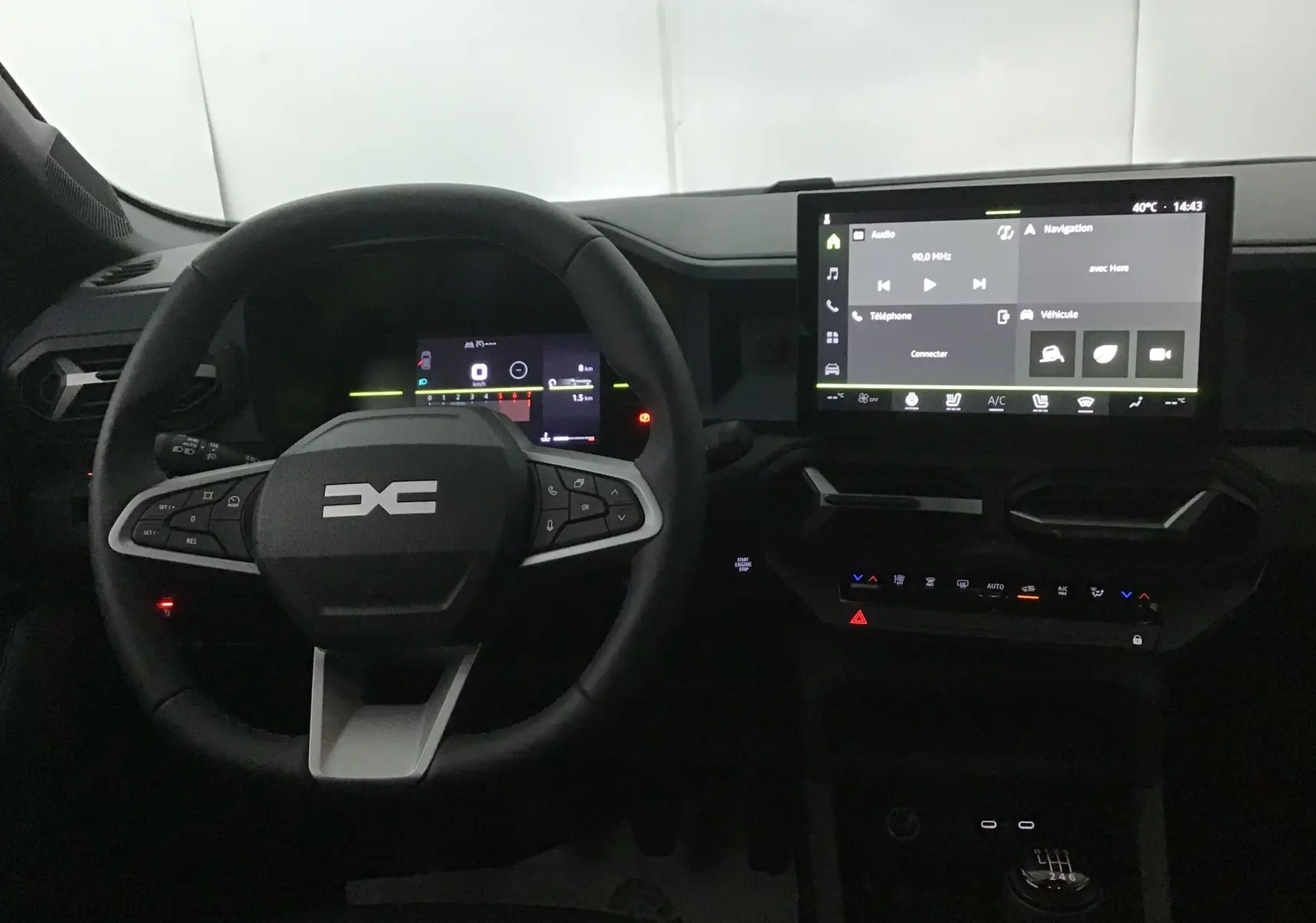 Vue intérieure du tableau de bord et volant noir du Dacia Bigster 2025 avec écran tactile et boîte manuelle visible.