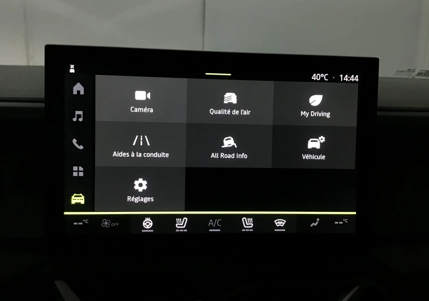 Écran tactile central du tableau de bord du Dacia Bigster 2025 affichant les options caméra, qualité de l'air et aides à la conduite.