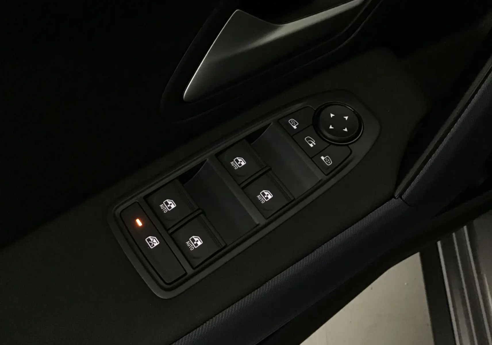 Panneau de commandes des vitres électriques et rétroviseurs côté conducteur dans une Dacia Bigster 2025 gris schiste.