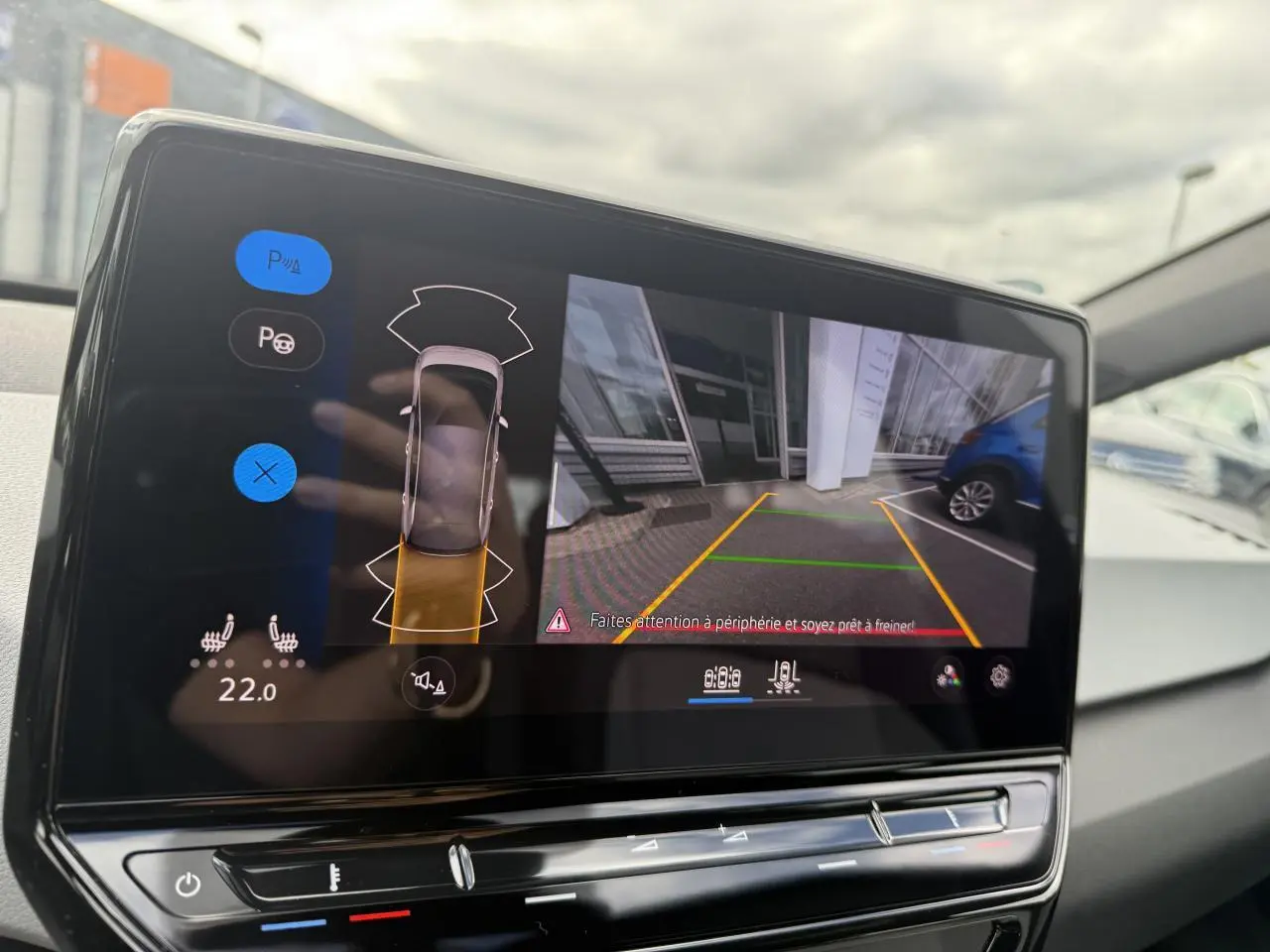 Écran tactile central du Volkswagen ID.3 Pro S montrant la caméra de recul et l'aide au stationnement active.