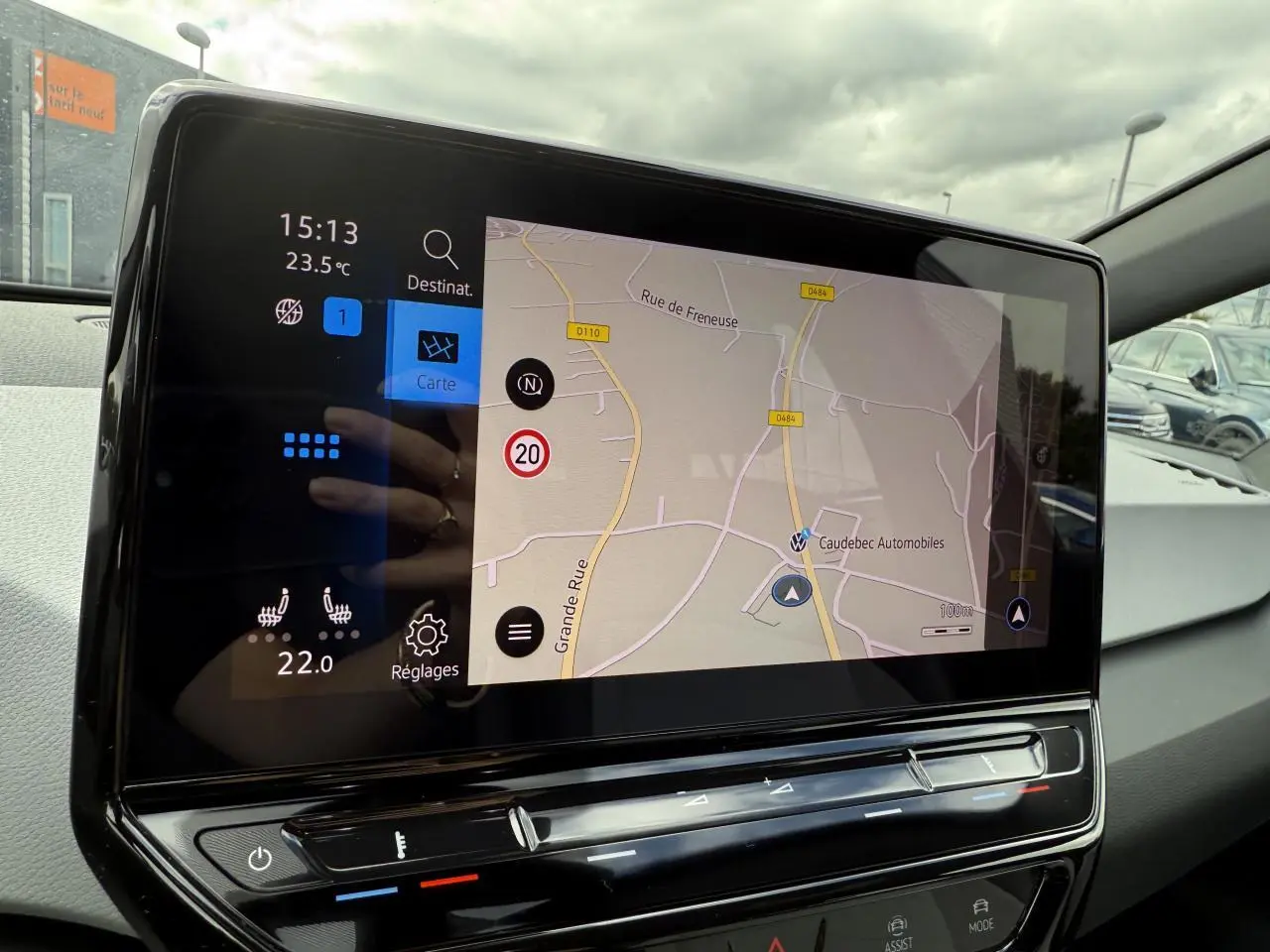 Écran tactile central de navigation affichant une carte, intérieur moderne du Volkswagen ID.3 Pro S gris manganese.