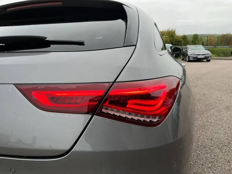 Gros plan sur le feu arrière droit rouge d'une Mercedes CLA Shooting Brake 250 AMG Line gris montagne métallisé.