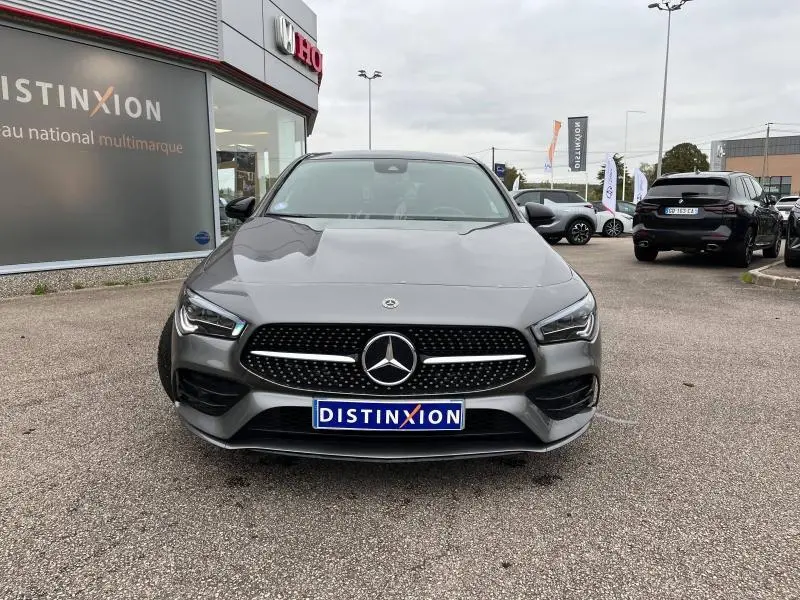 Vue frontale d'une Mercedes Classe CLA Shooting Brake 250 AMG Line gris montagne métallisé, calandre diamant et projecteurs LED.
