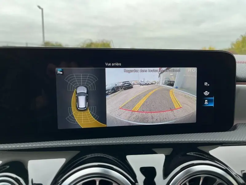 Affichage caméra de recul et capteurs de stationnement d'une Mercedes CLA Shooting Brake gris montagne, vue intérieure tableau de bord.