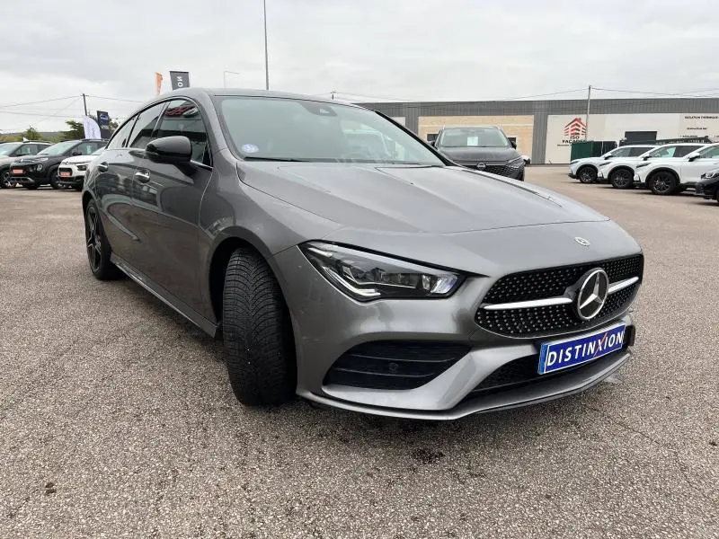 Mercedes Classe CLA Shooting Brake 250 AMG Line gris montagne métallisé vue 3/4 avant droit avec calandre chromée et jantes noires.