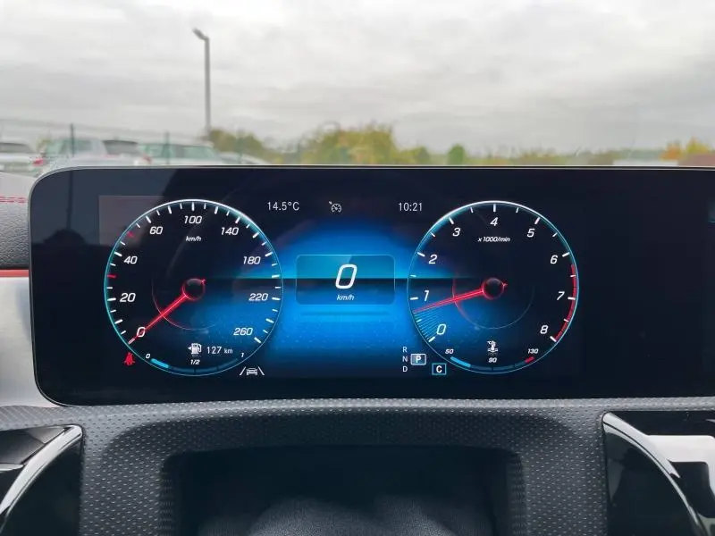 Tableau de bord numérique de la Mercedes CLA Shooting Brake 250 AMG Line, affichage vitesse et compte-tours lumineux.