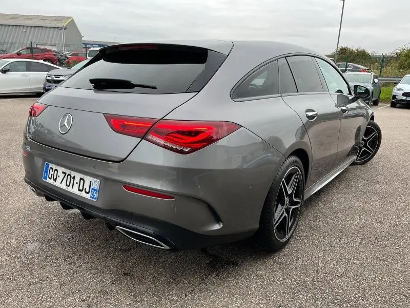 Mercedes Classe CLA Shooting Brake 250 AMG Line gris montagne, vue 3/4 arrière droit avec jantes AMG noires.