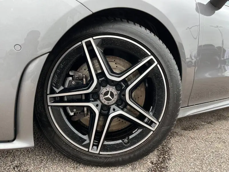 Gros plan sur la jante AMG noire et argent de la Mercedes CLA Shooting Brake gris montagne métallisé côté avant droit.