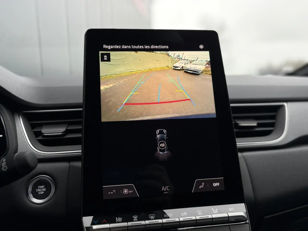 Vue intérieure du tableau de bord du Renault Captur 2025 avec écran tactile affichant la caméra de recul en fonctionnement.