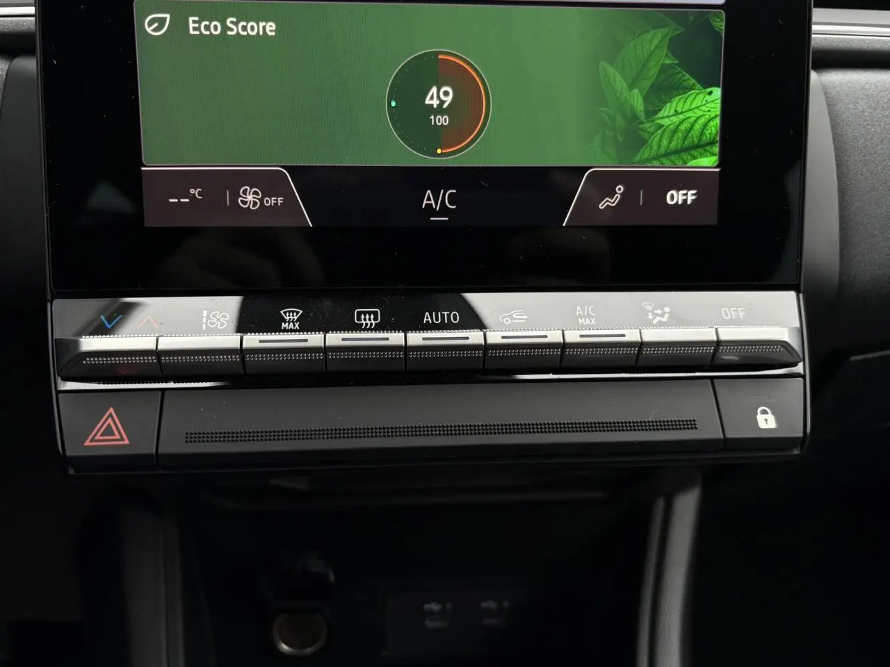 Vue rapprochée du tableau de bord du Renault Captur 2025, montrant les commandes climatisation et écran tactile.